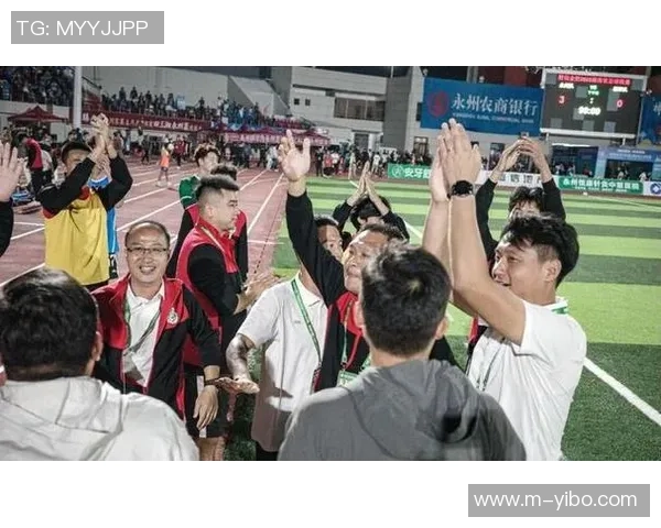 足球观众热情瞬间捕捉展现球迷激情与团结的精彩时刻